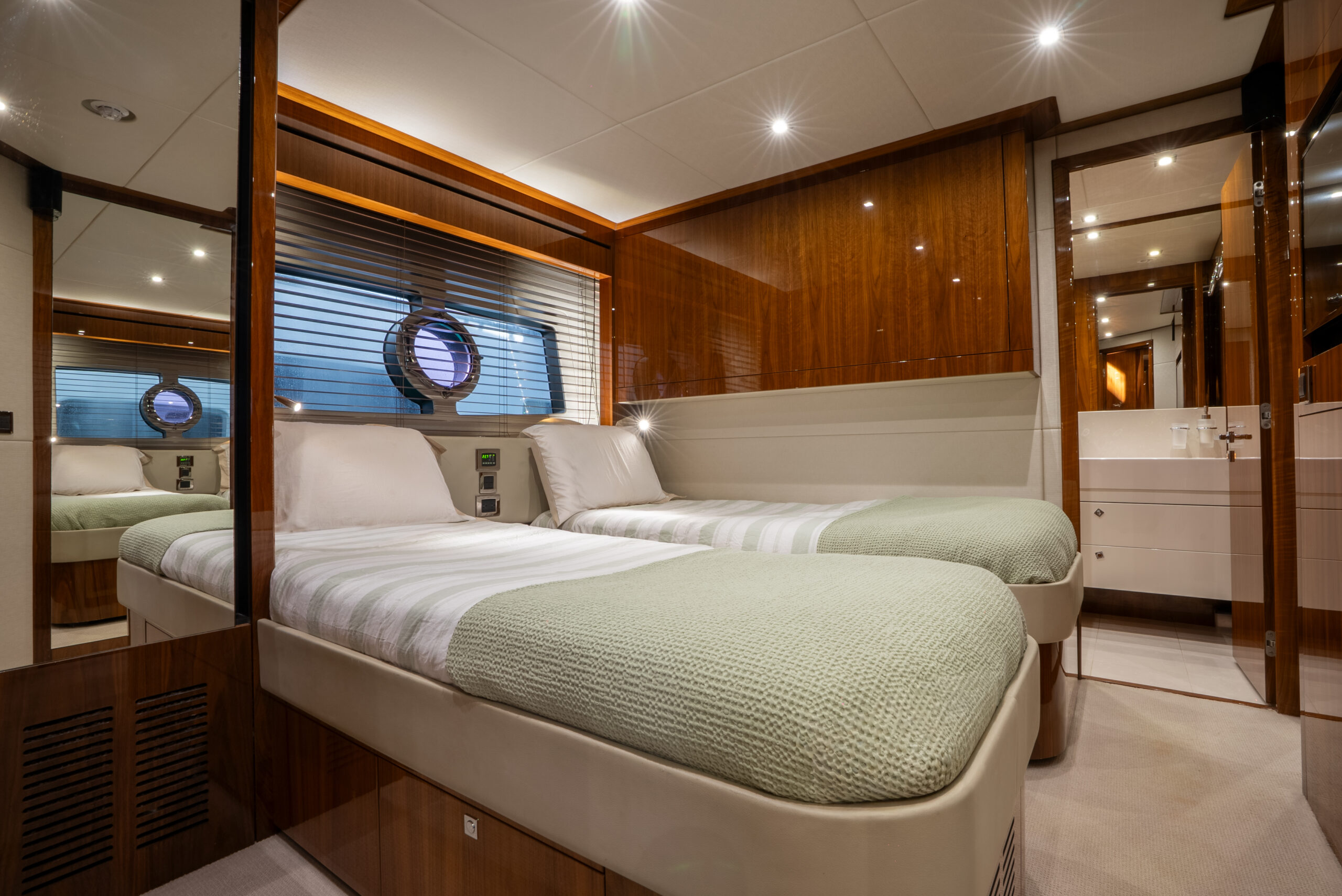Sunseeker 28 Metre Yacht for sale - guest cabin 2