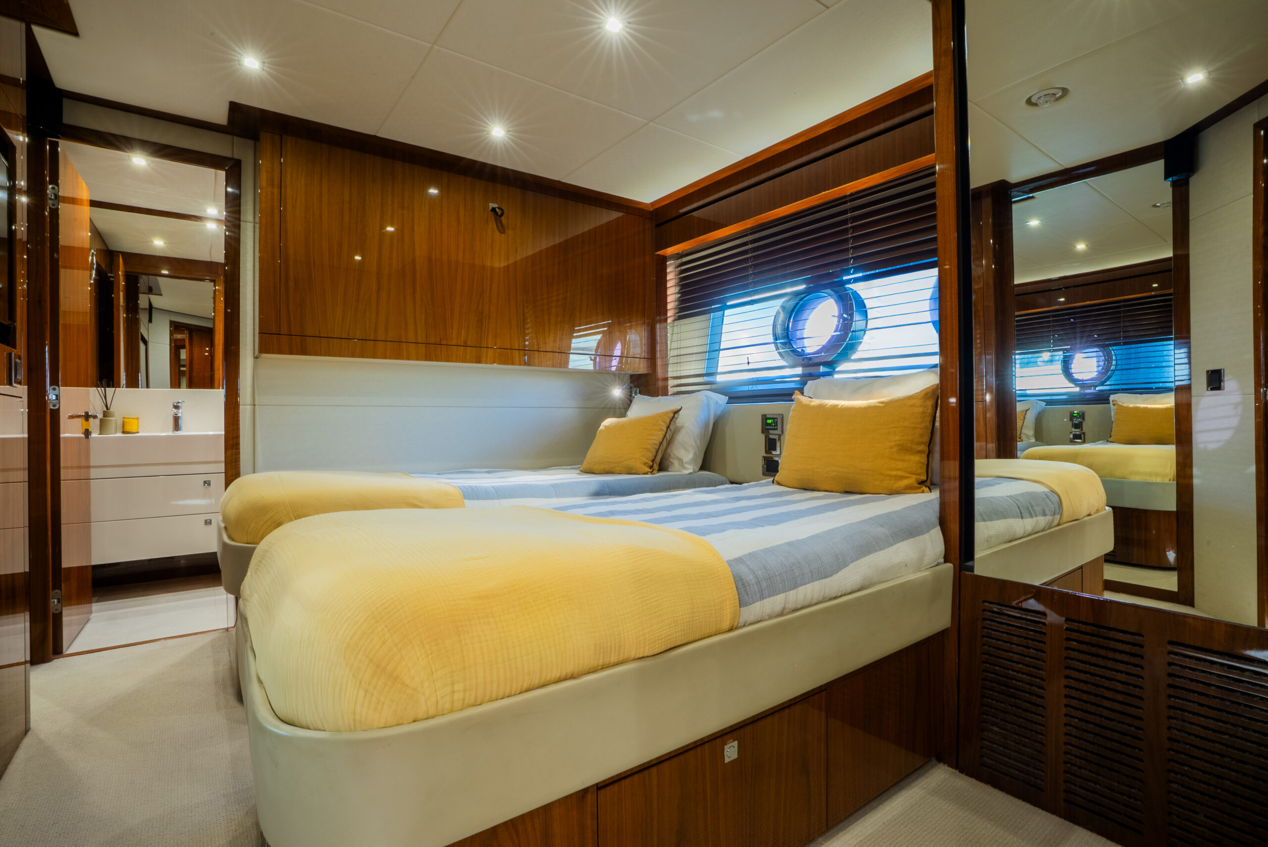 Sunseeker 28 Metre Yacht for sale - guest cabin