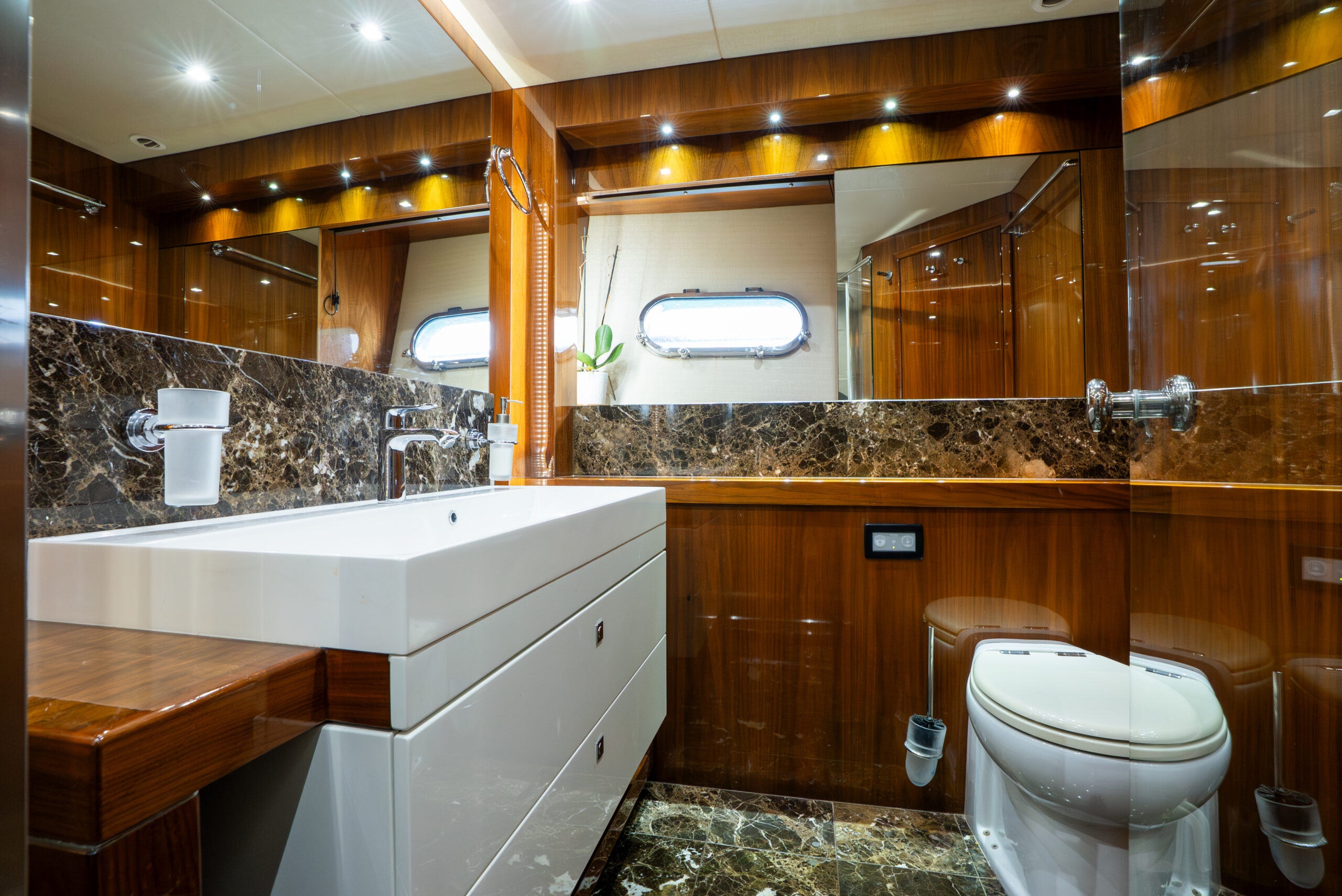 Sunseeker 28 Metre Yacht for sale - heads