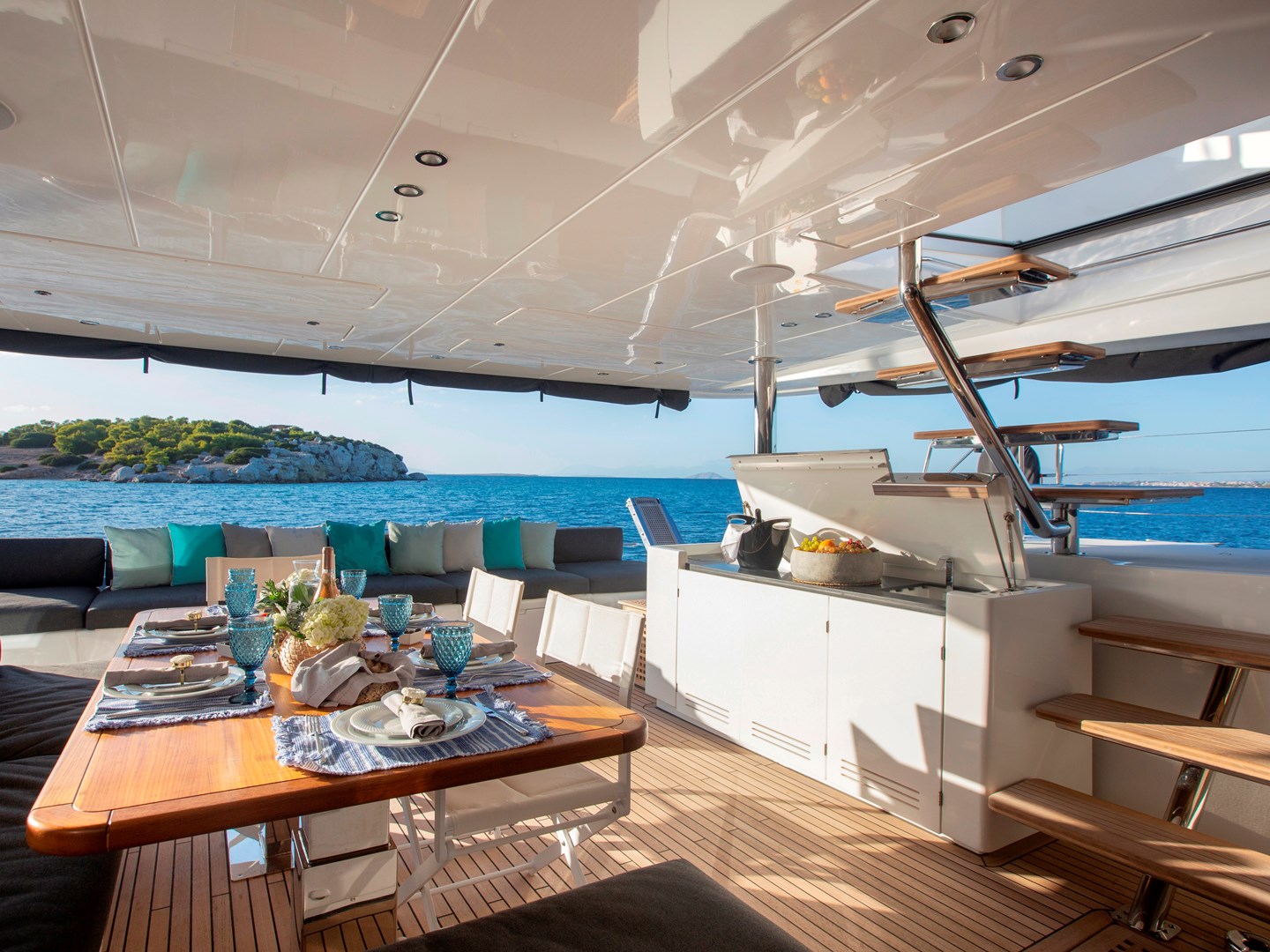 Lagoon 620 al fresco dining