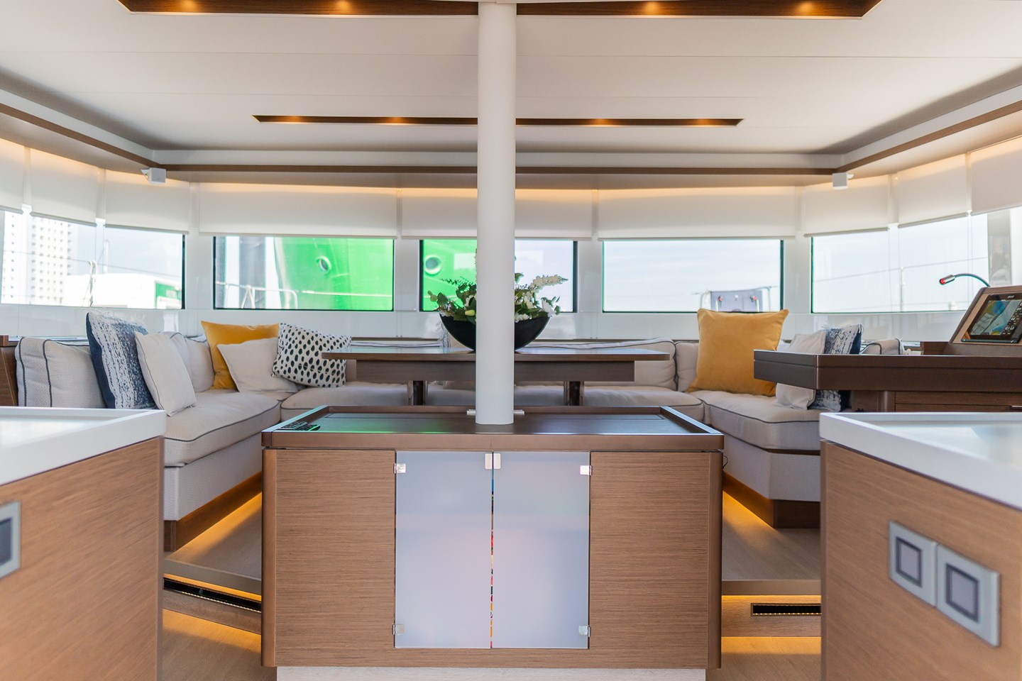 Lagoon 50 for sale - saloon