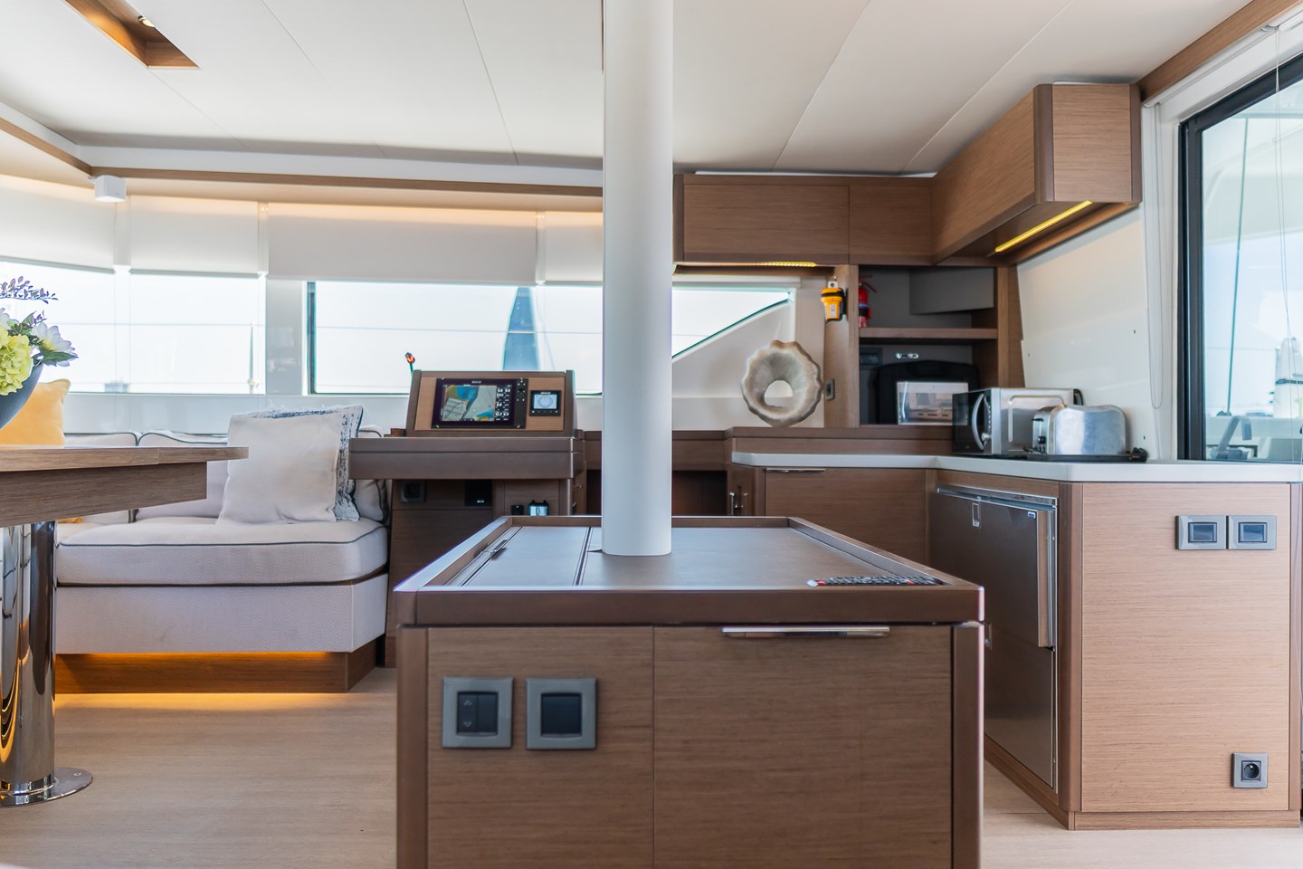 Lagoon 50 for sale - saloon
