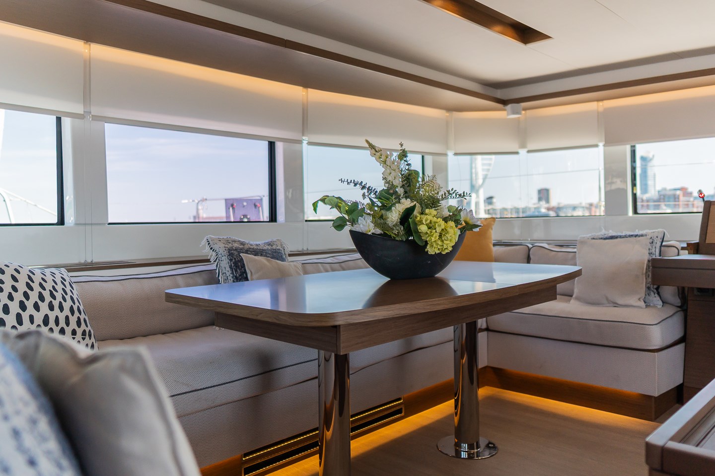 Lagoon 50 for sale - saloon seating