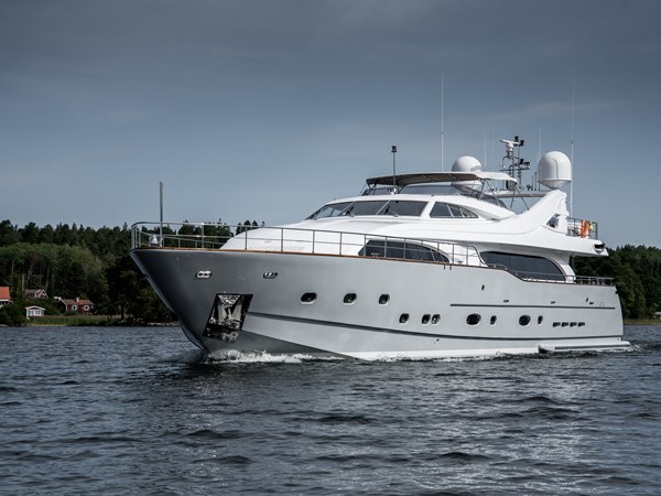 2006 FERRETTI Custom Line 34m
