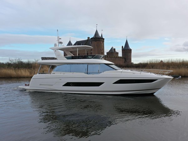 2017 Prestige 680 Flybridge