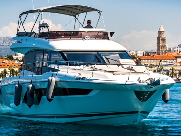 2020 Prestige 520 Flybridge