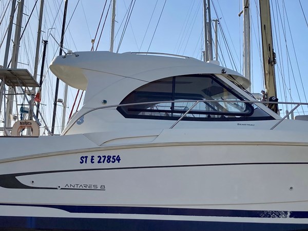 2010 Beneteau Antares 8