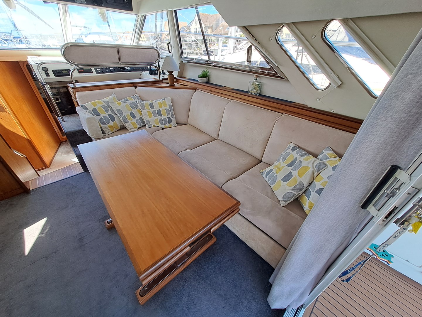 1989 Fairline 41 Sedan for sale - settee