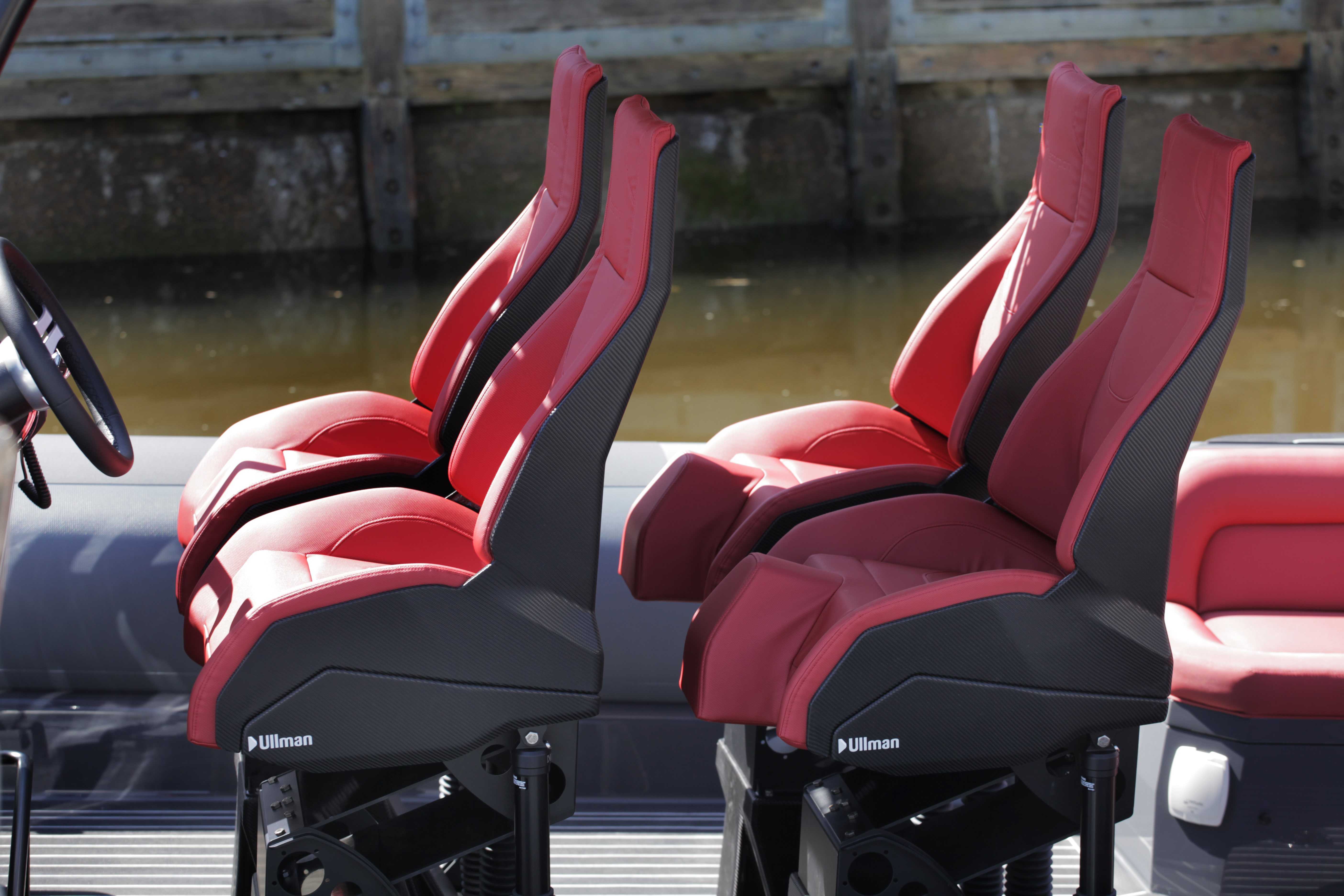 The Ullman Semi-Active Progressive Shock Mitigation System with twin shock absorbers provides high levels of comfort in extreme sea conditions. 