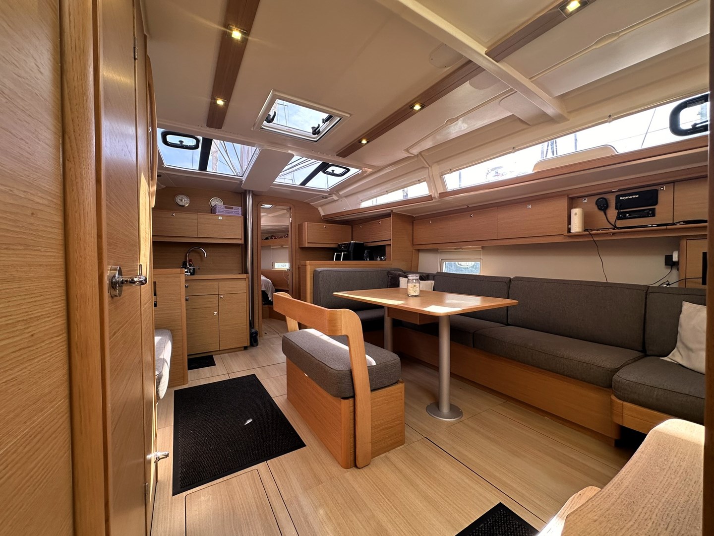 Dufour 430 Grand Large Saloon