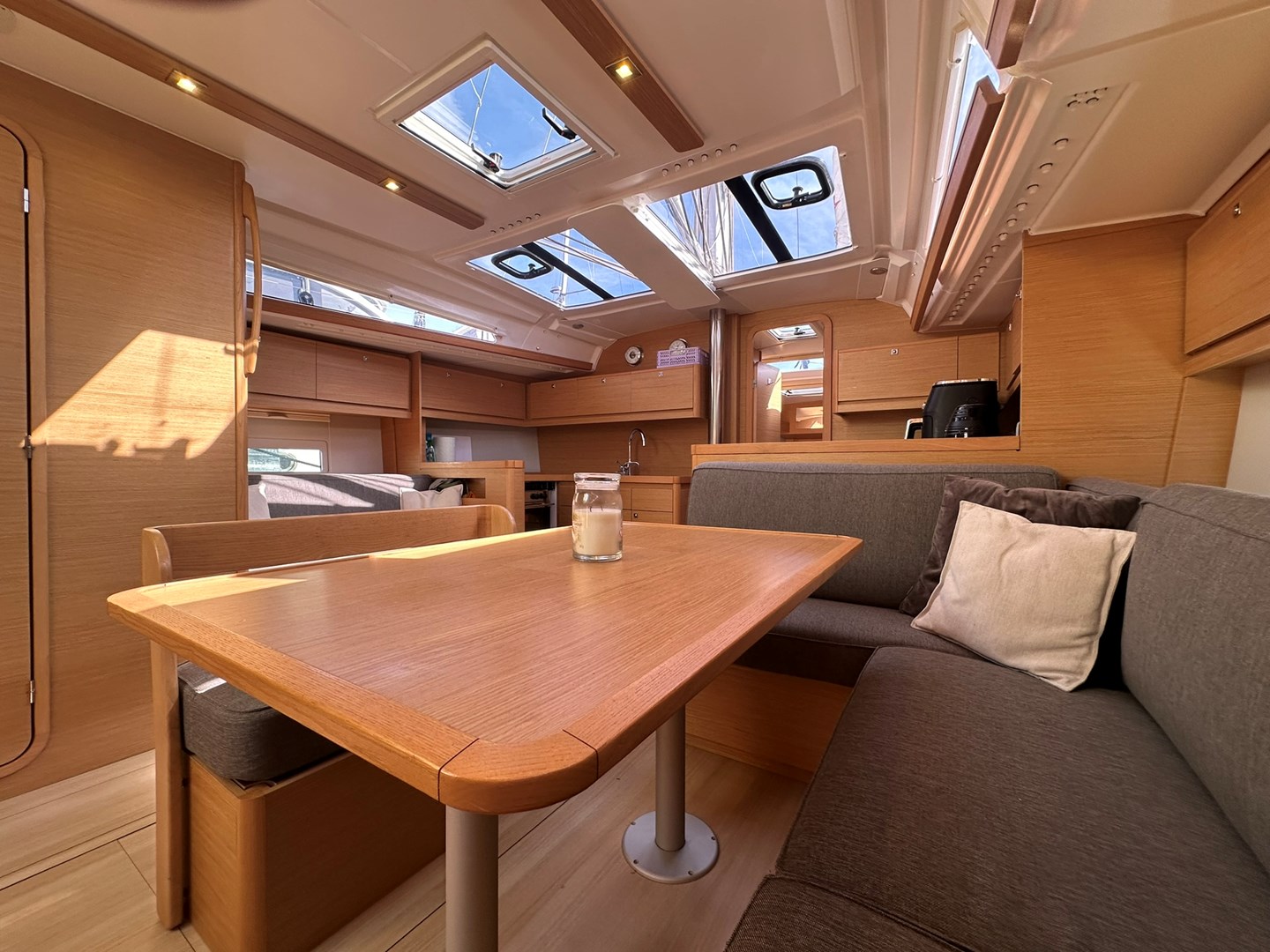 Dufour 430 Grand Large Saloon
