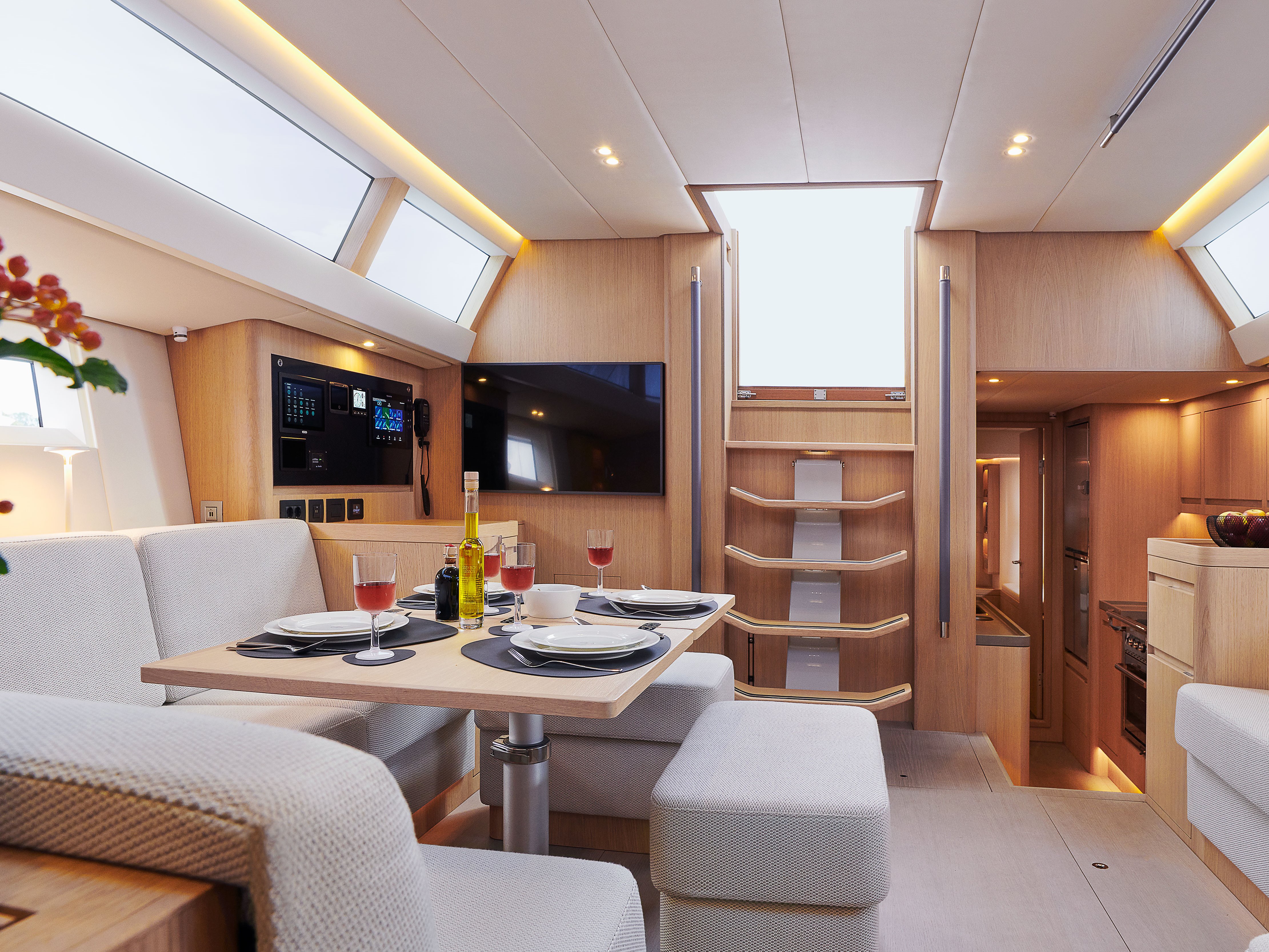 Contest 55CS - spacious, light filled saloon