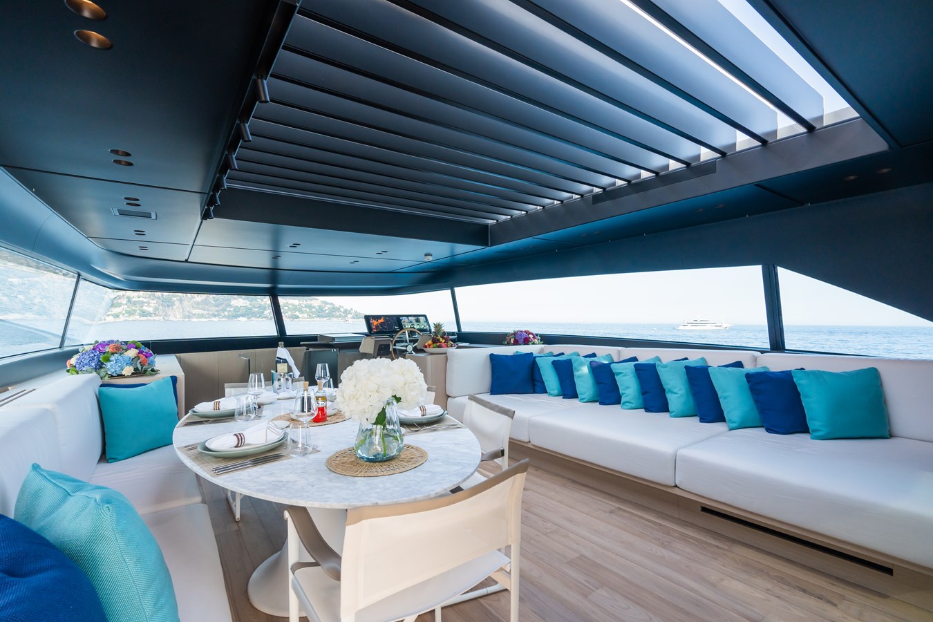 Flybridge Dining & Seating