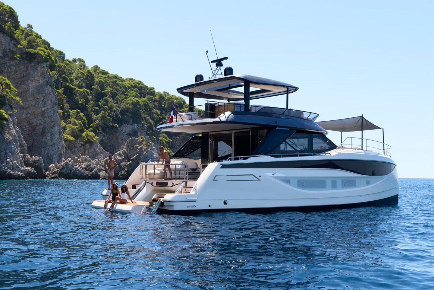 Prestige M7 for sale - at anchor