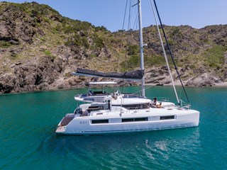 Lagoon 51 Exterior at anchor