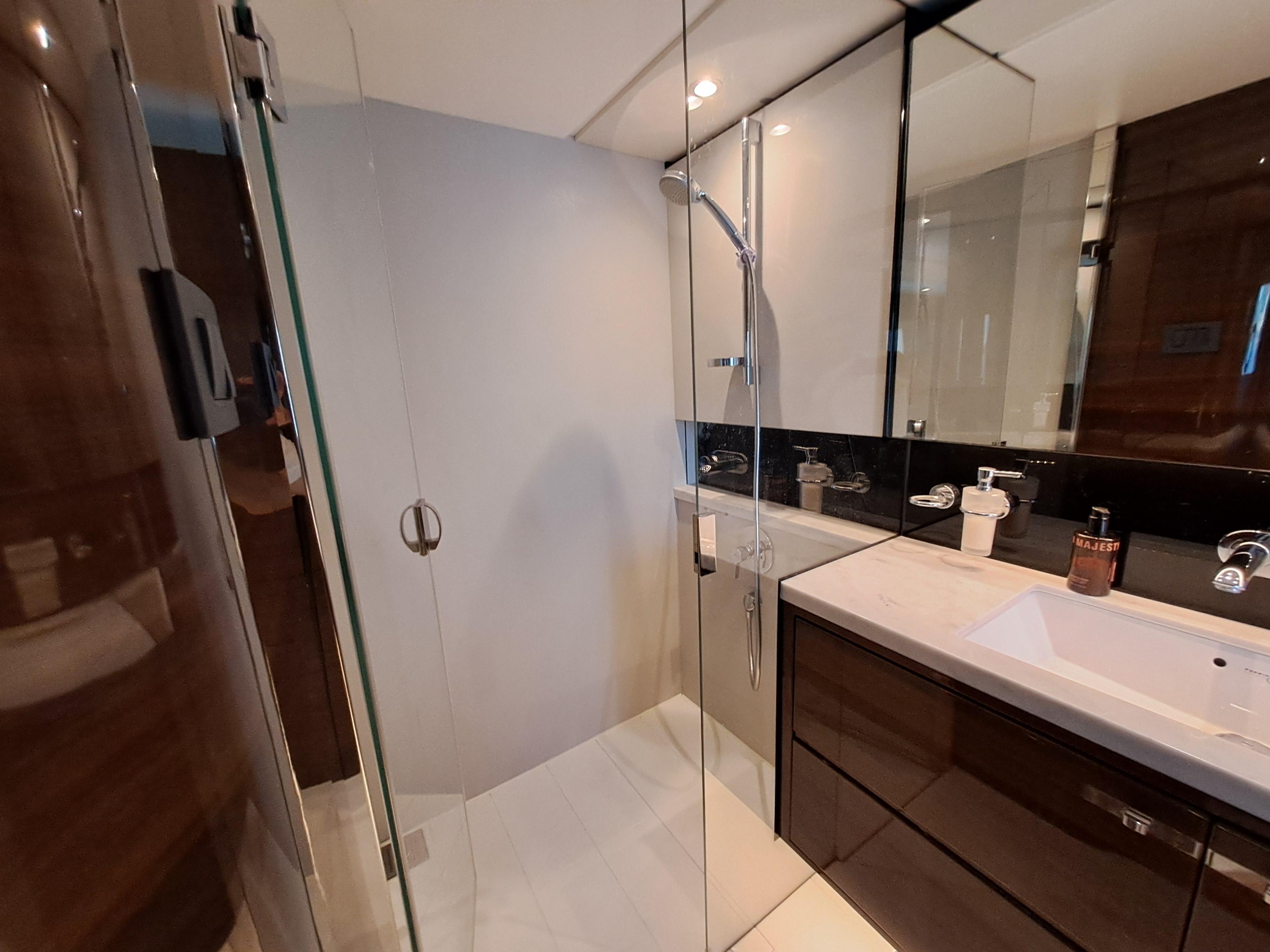 Princess 68 for sale - owners cabin shower