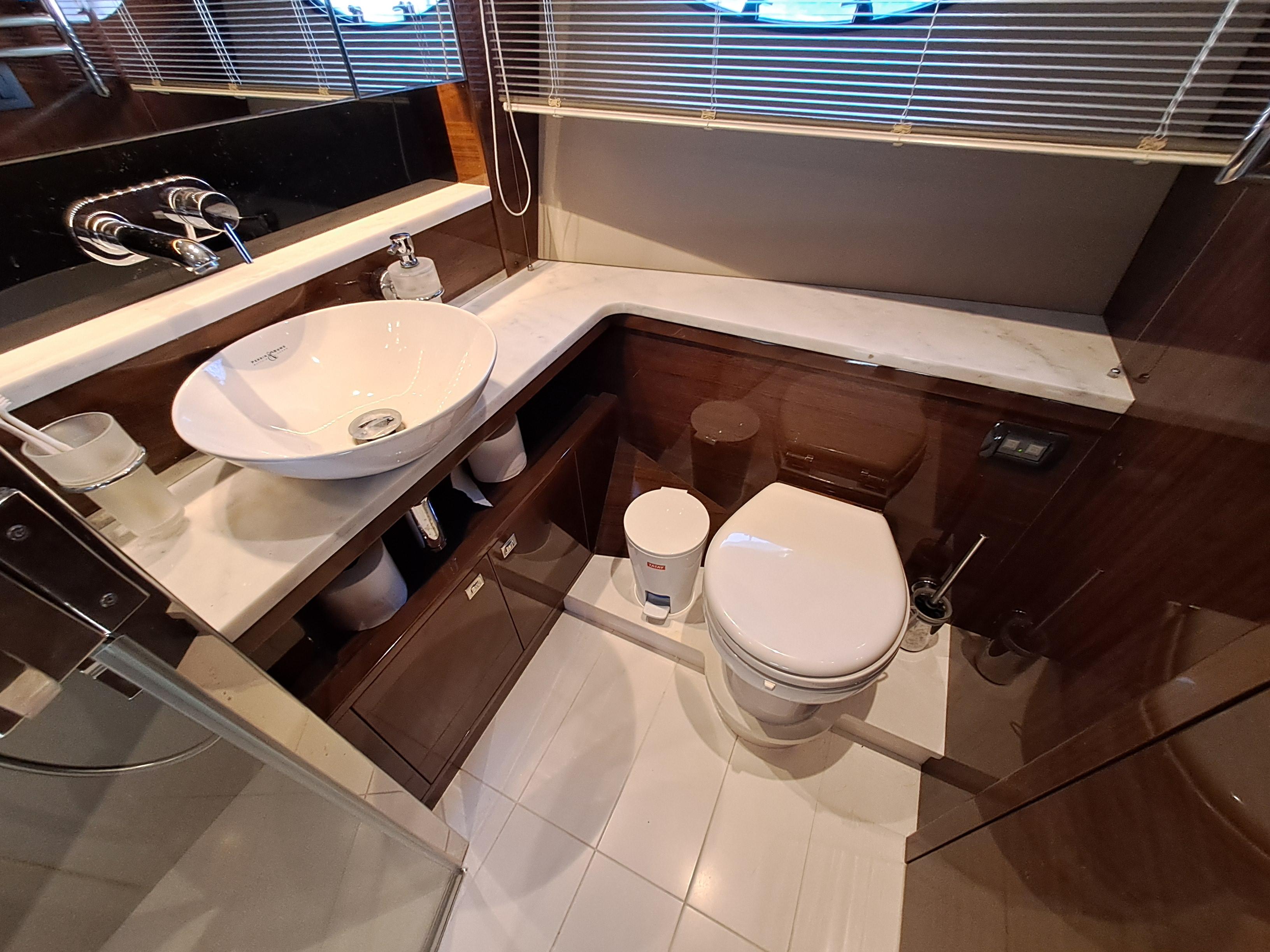 Princess 68 for sale - guest heads