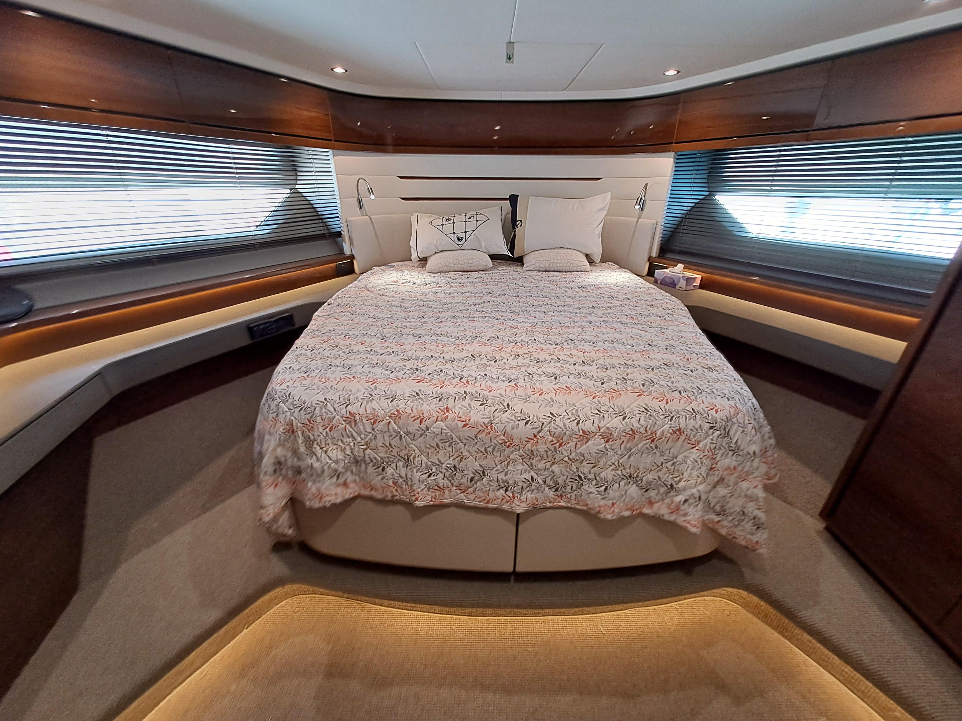 Princess 68 for sale - VIP cabin