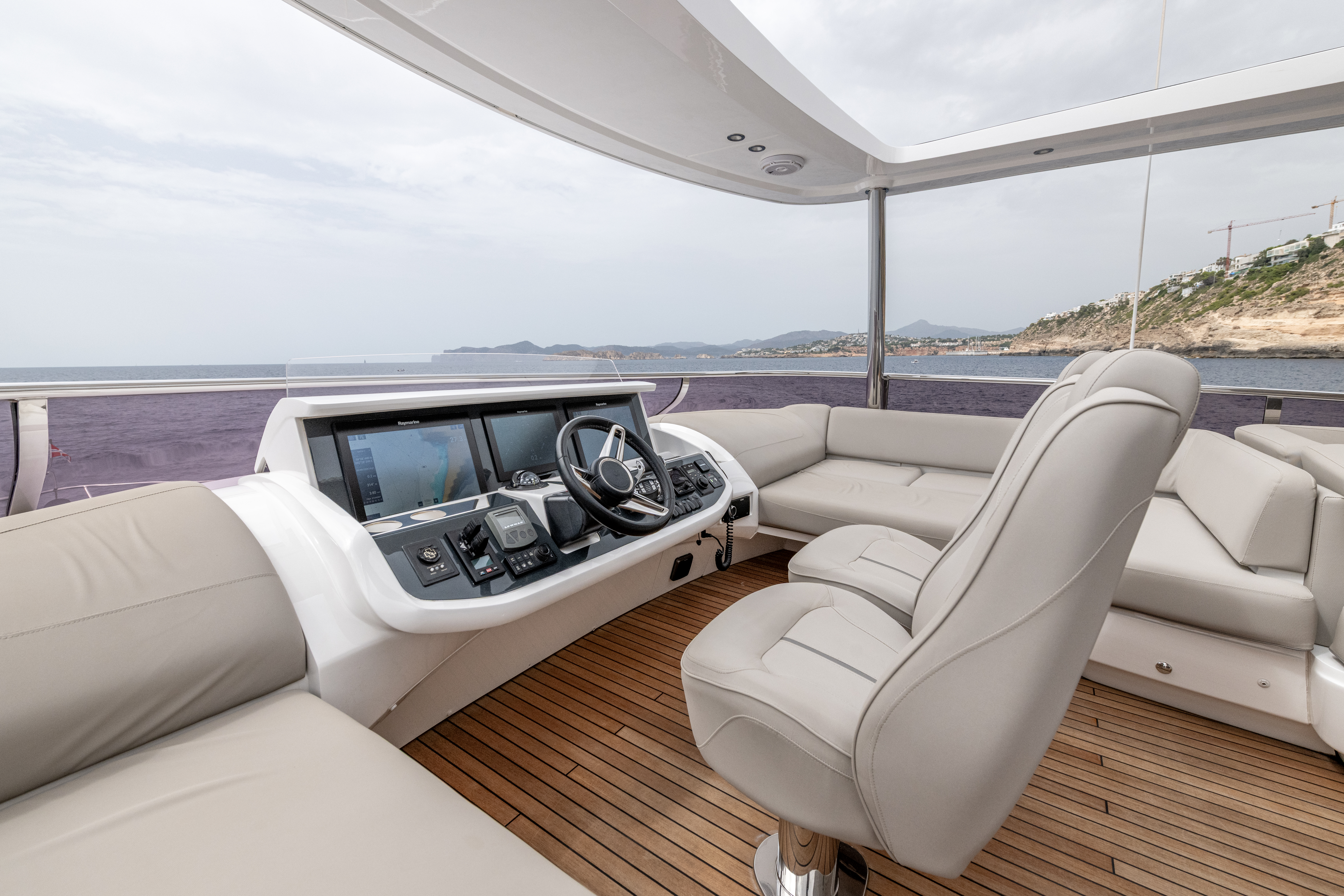 Princess Y75 - Flybridge Helm