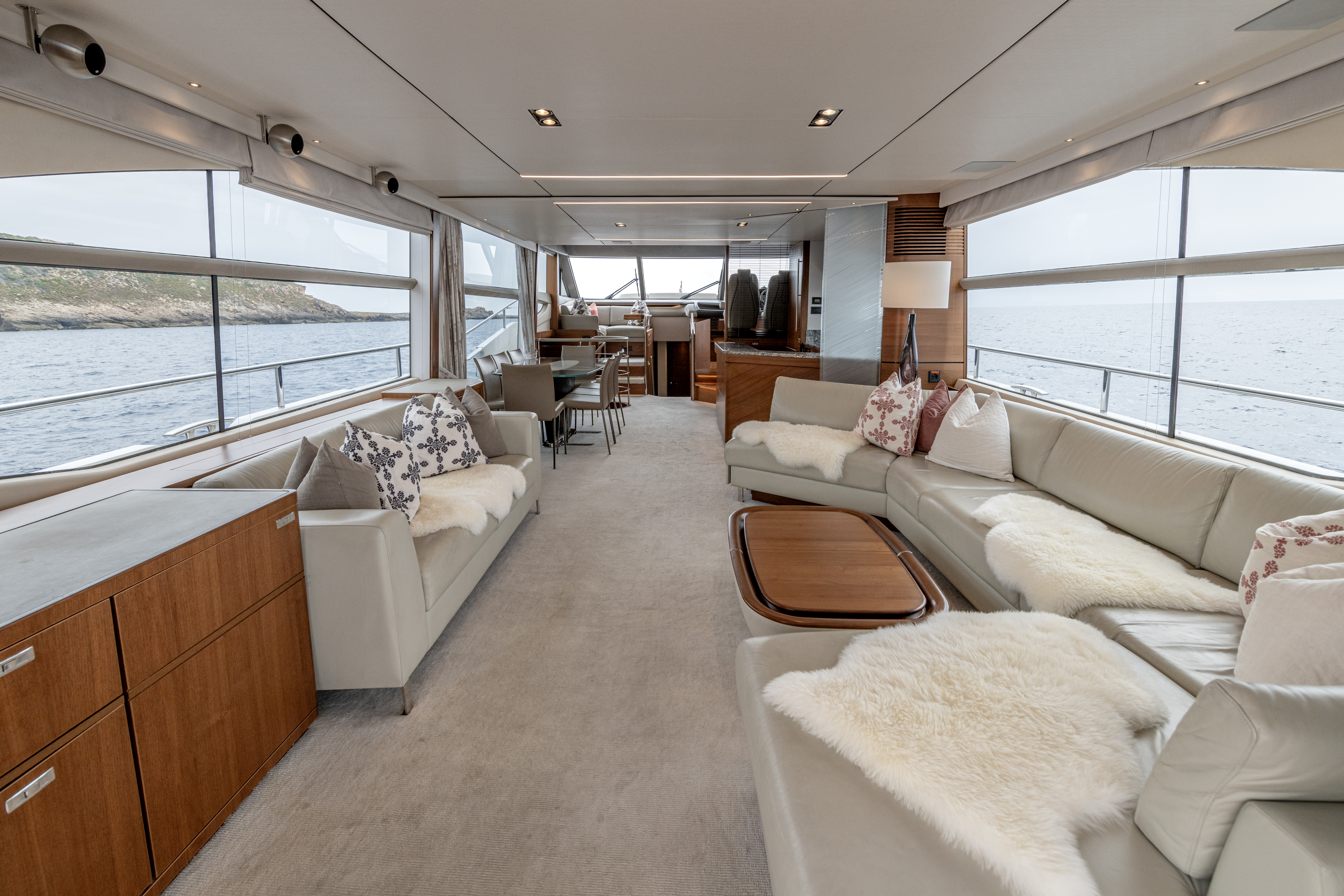 Princess Y75 - Saloon