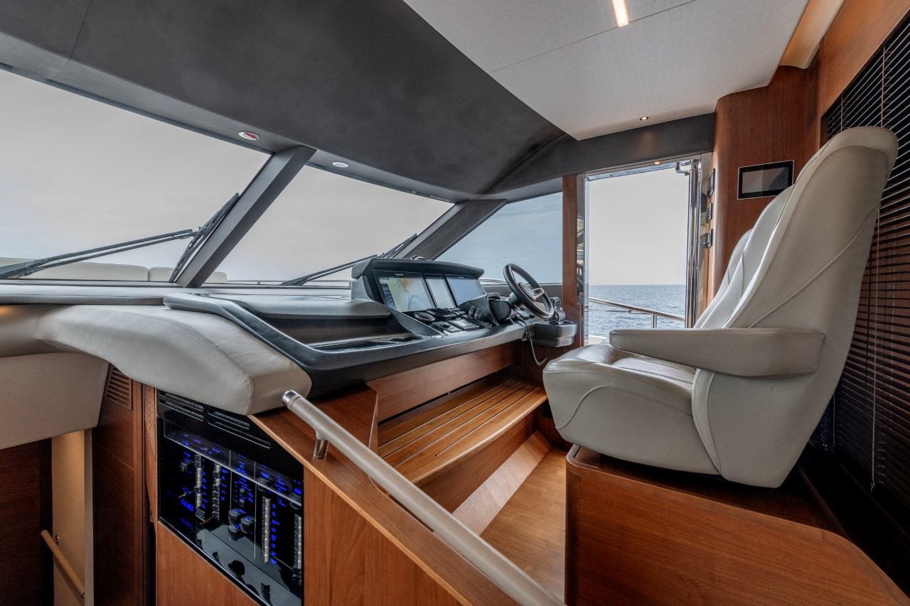 Princess Y75 - Lower Helm