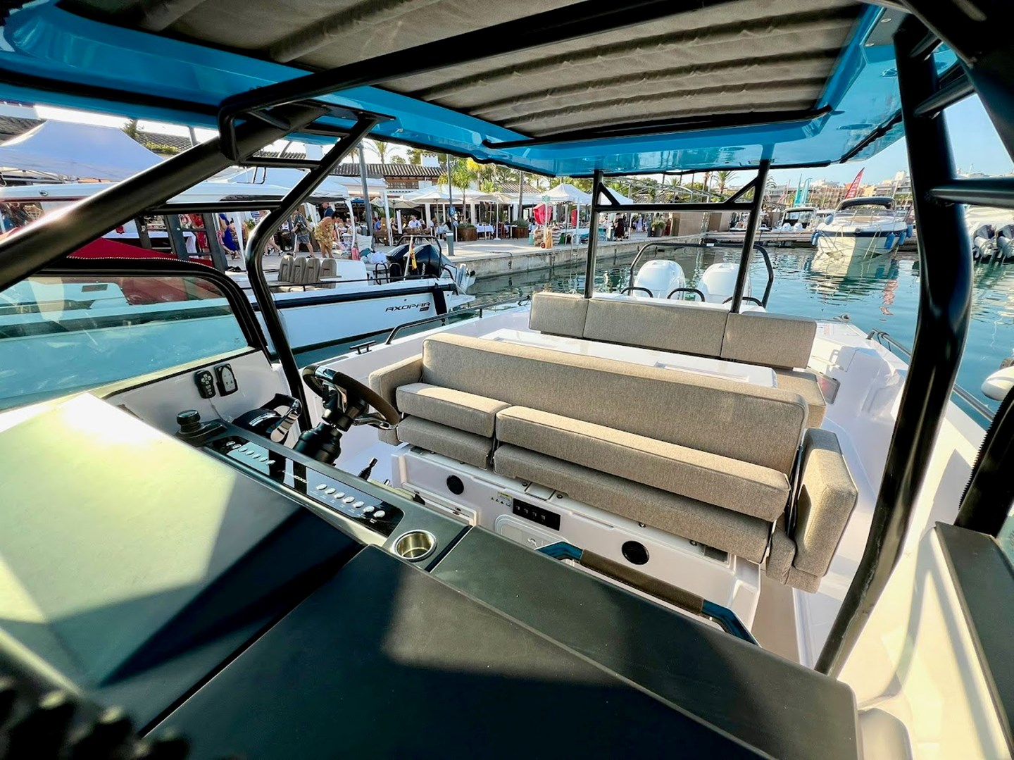 Axopar 37 Sun Top - Cockpit