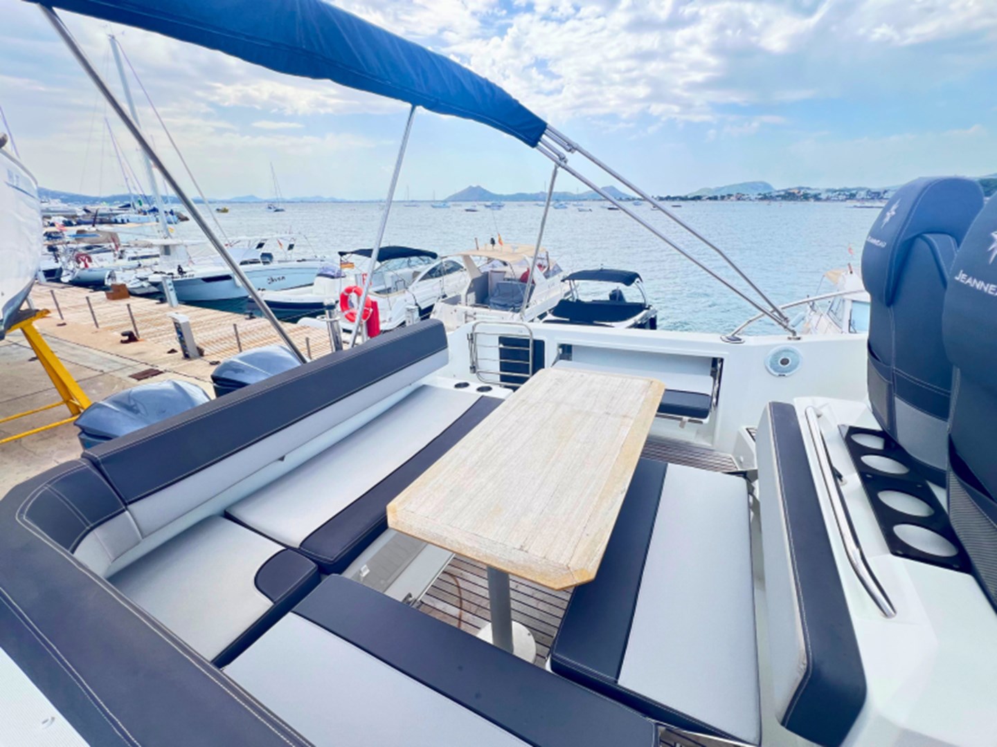 Jeanneau Cap Camarat 9.0 WA - Cockpit