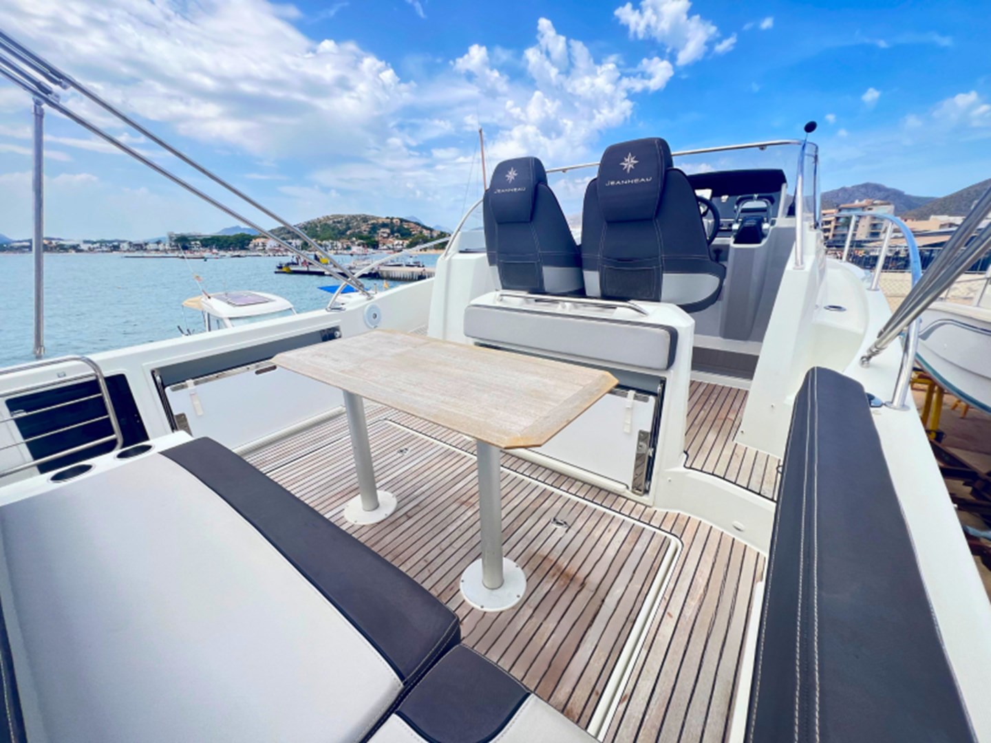 Jeanneau Cap Camarat 9.0 WA - Cockpit
