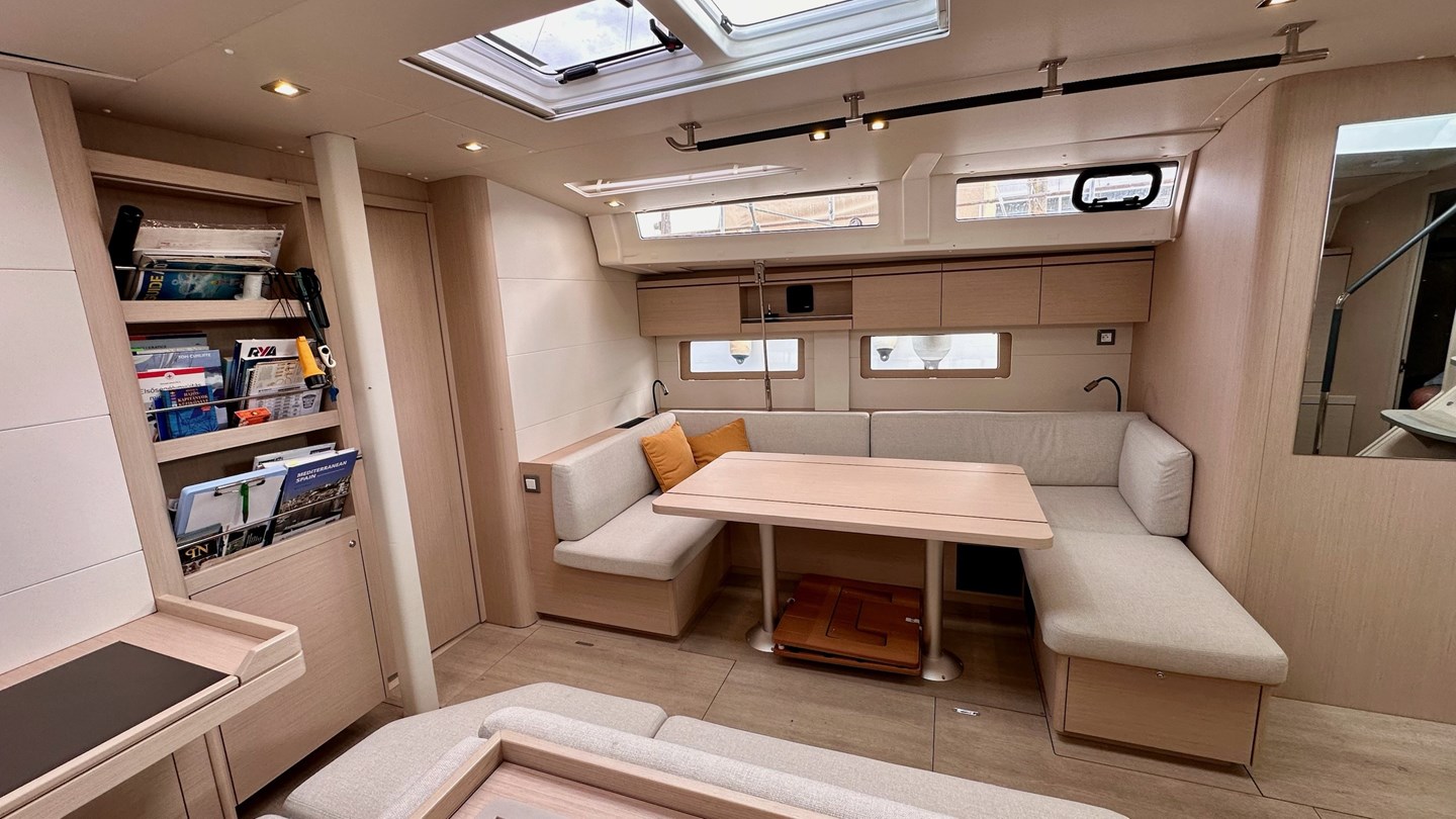 Oceanis 51.1 Saloon table & settee