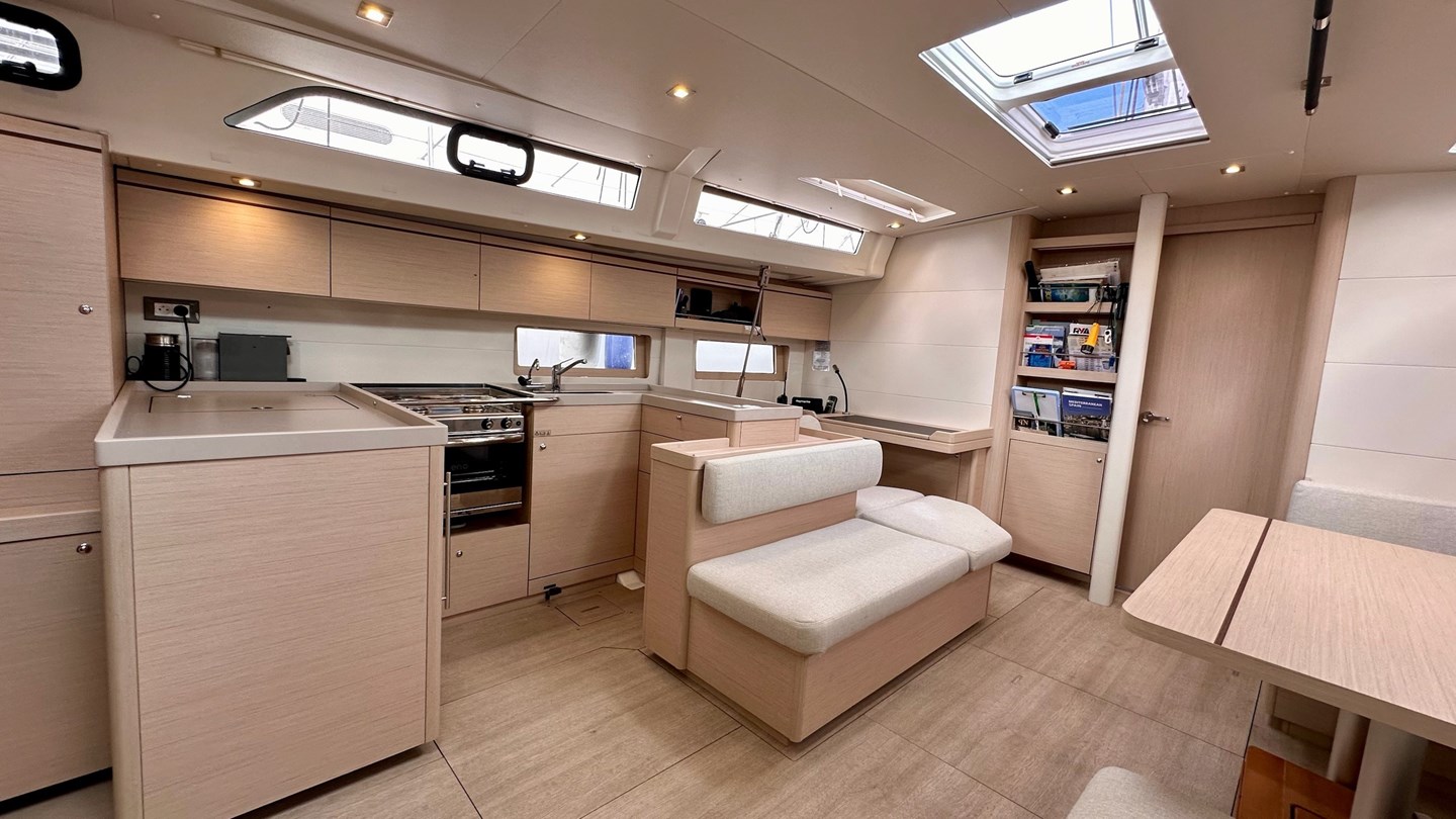 Oceanis 51.1 spacious saloon