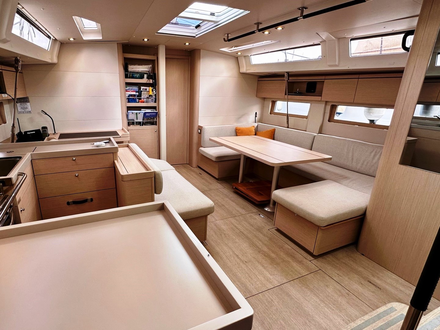 Oceanis 51.1 White Oak Alpi finish