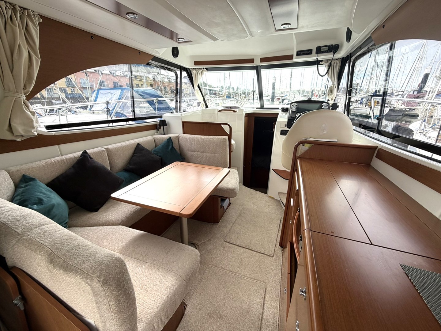 Beneteau Antares 30 Fly Saloon
