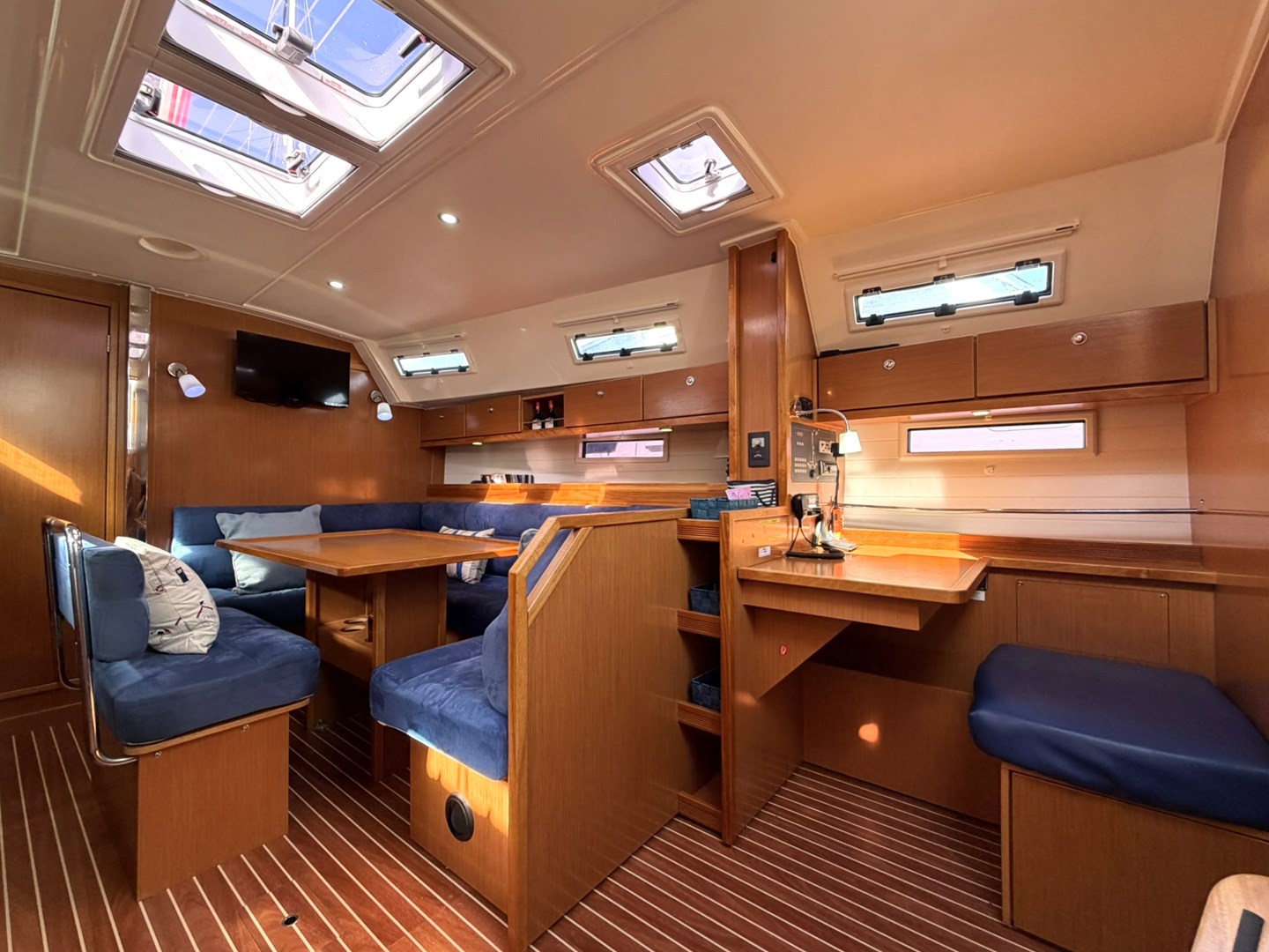 Bavaria 40 Cruiser Saloon