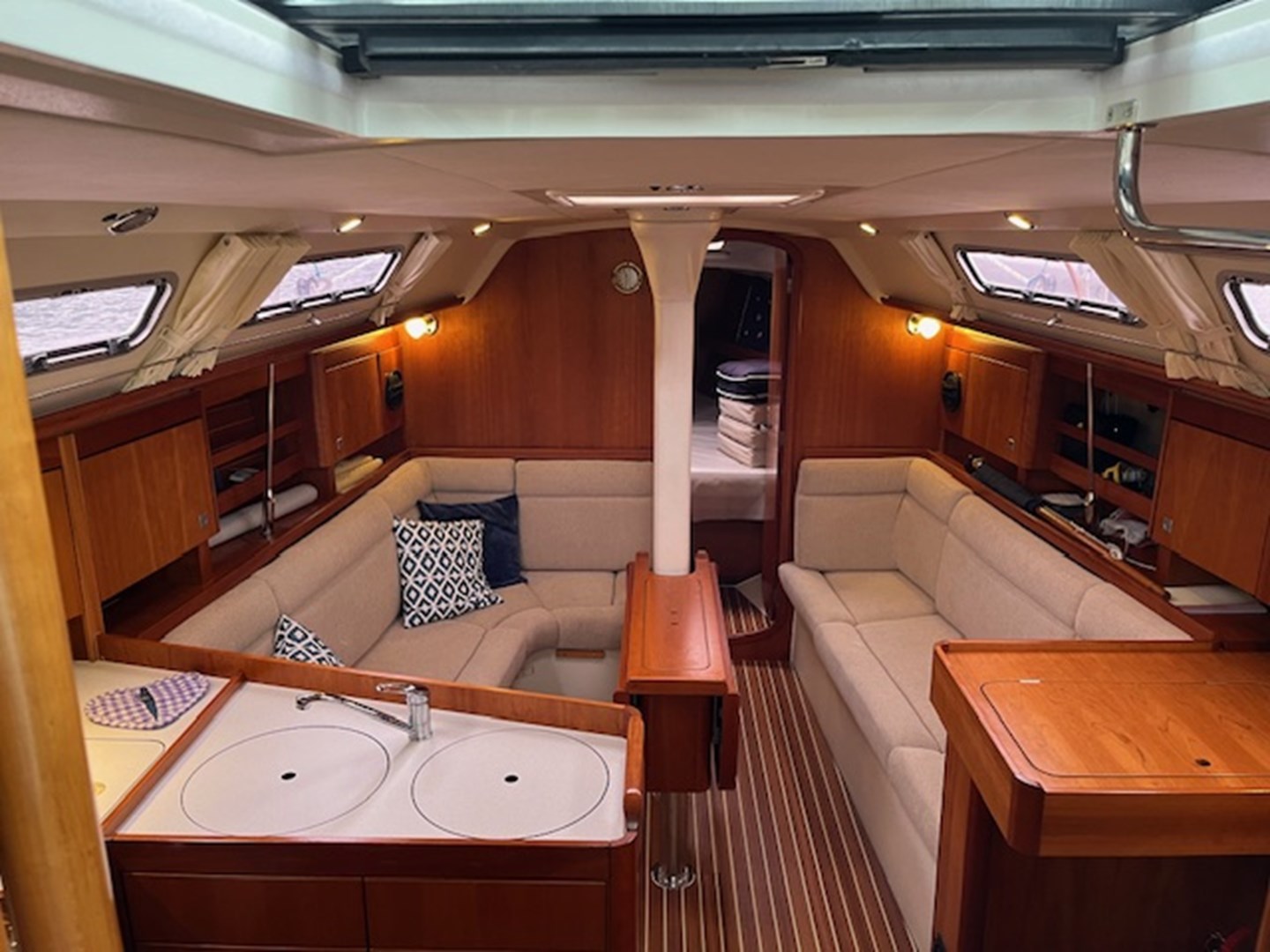 Dehler-36-SQ-saloon-fwd.jpe