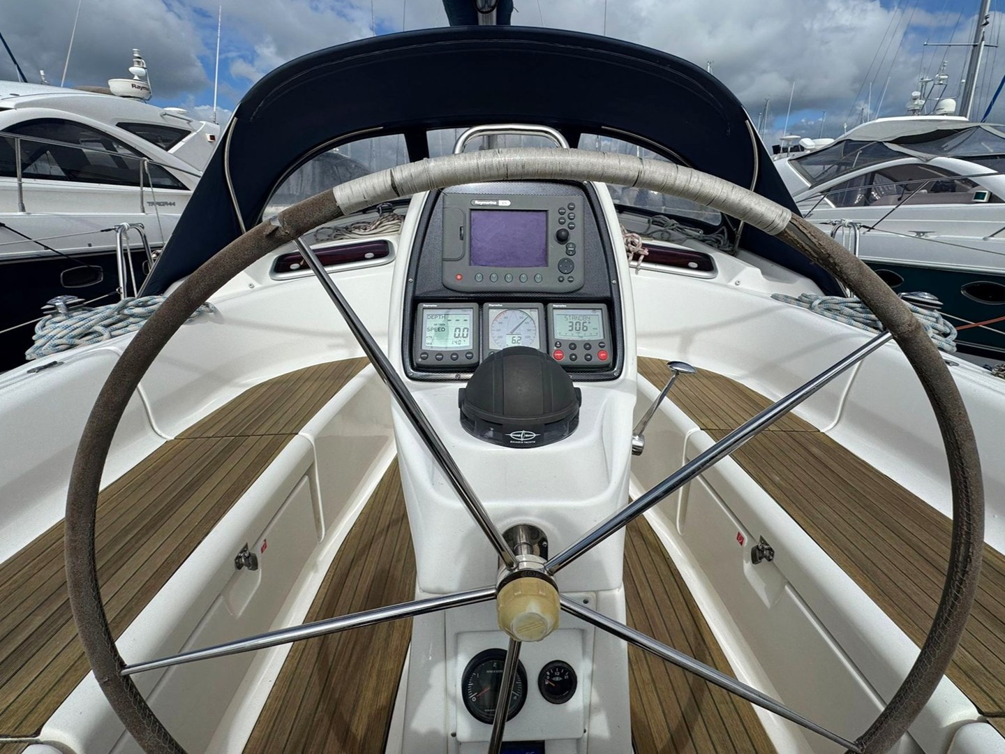Bavaria 37 Cruiser helm