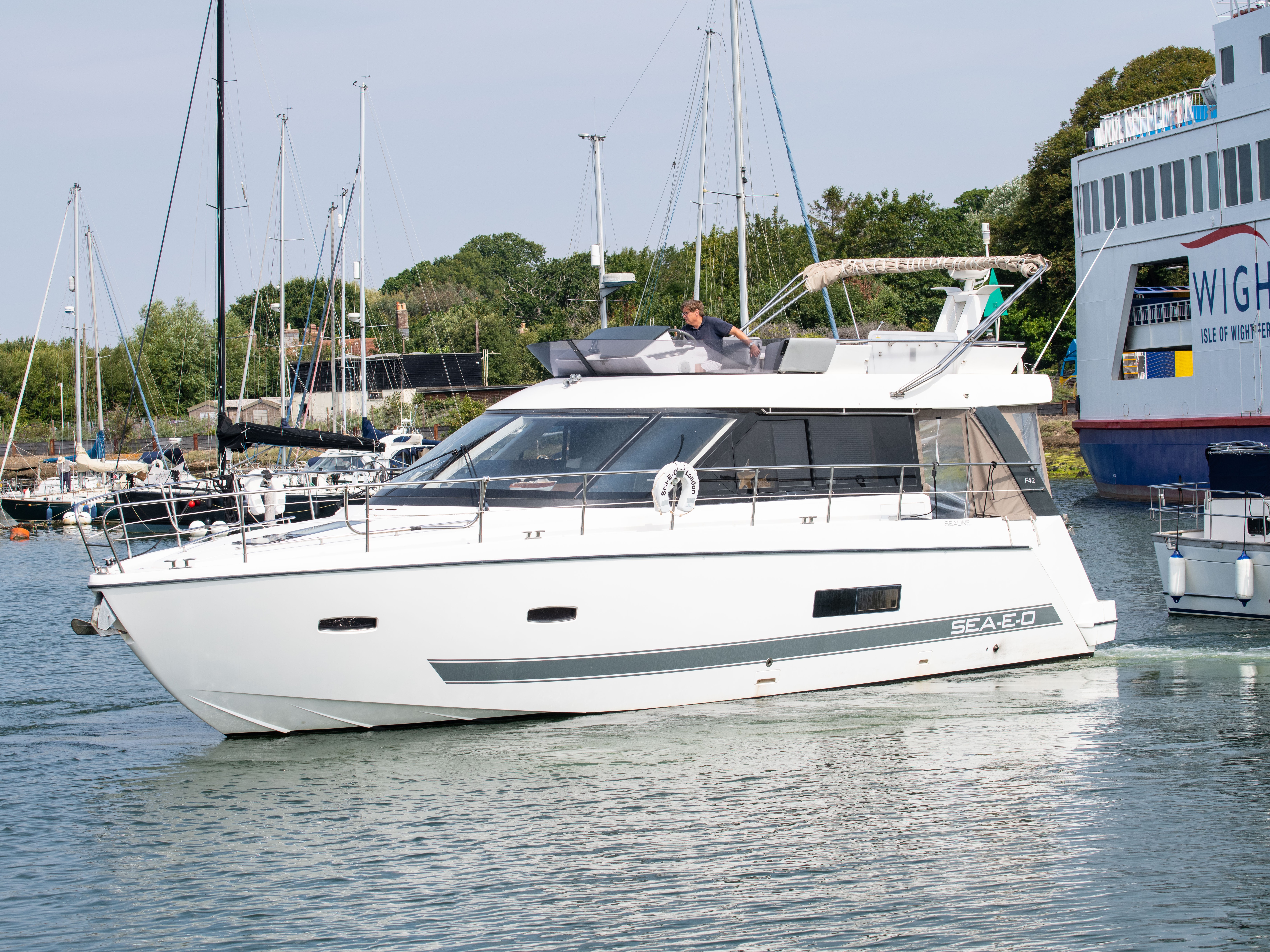 2011 Sealine F42
