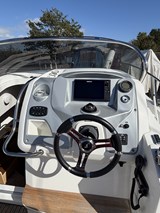 Beneteau Flyer 850 Sundeck Helm